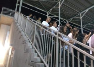 מעקה מדגם ענר, בטריבונות בעיר הבהדים.