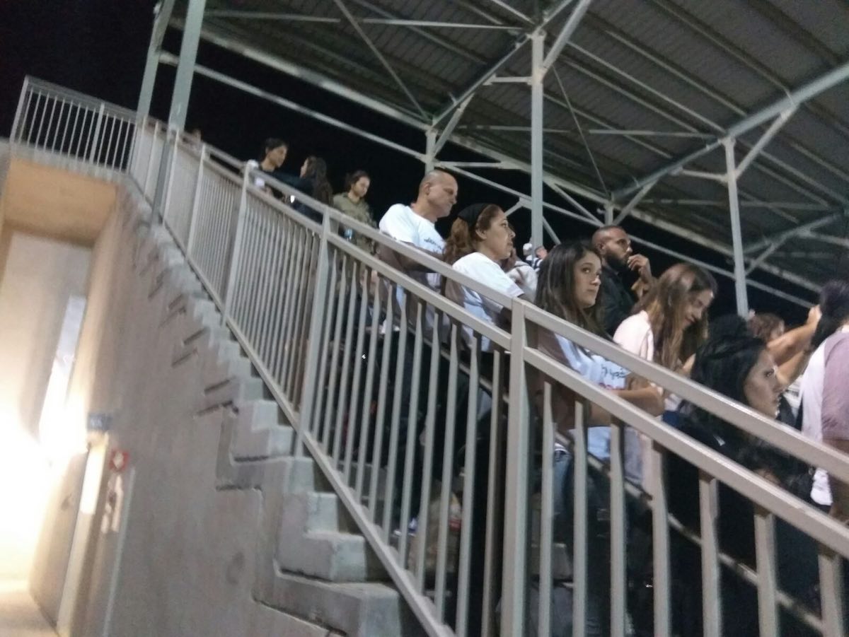 מעקה מדגם ענר, בטריבונות בעיר הבהדים.