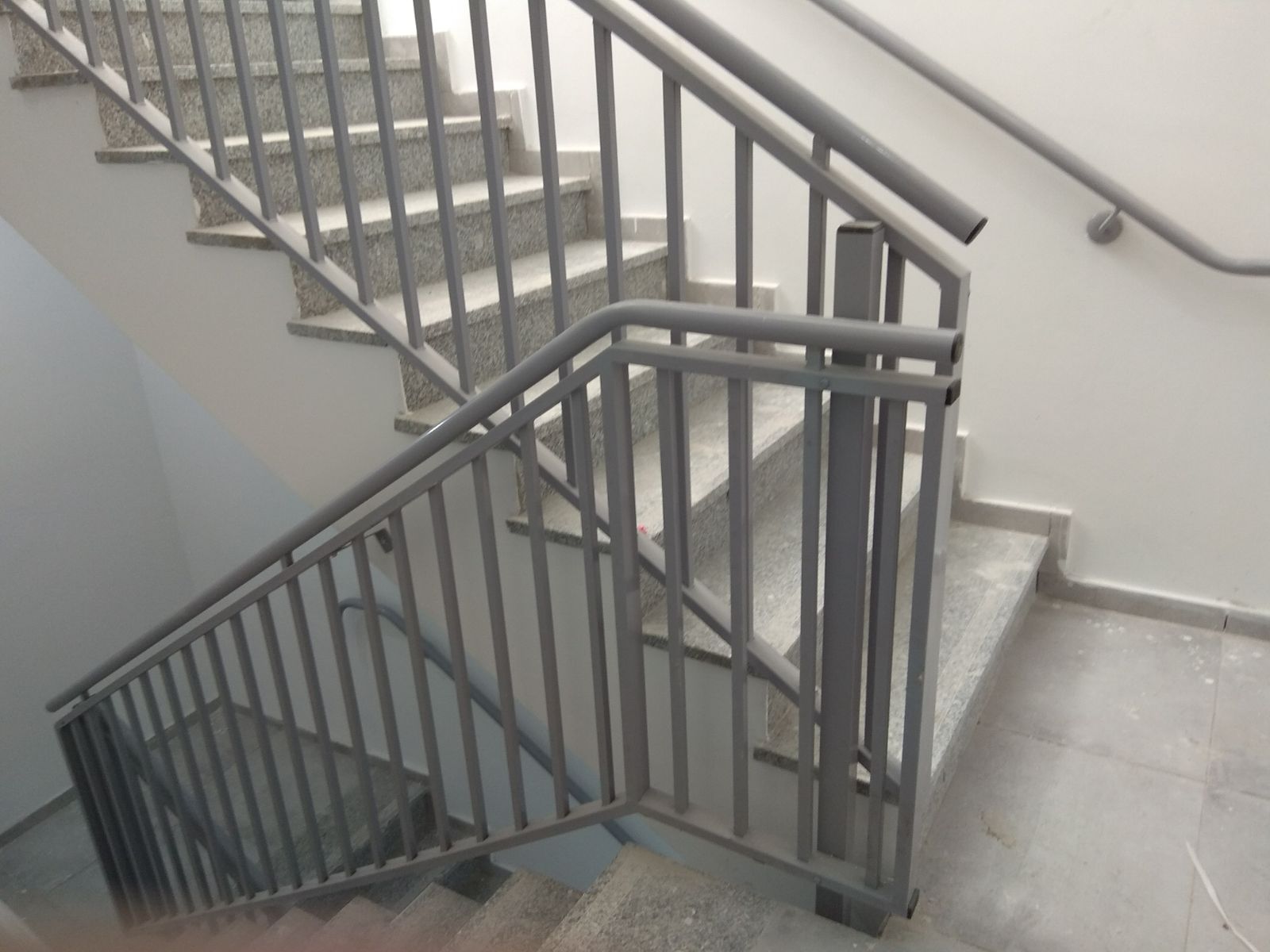 מעקה למדרגות