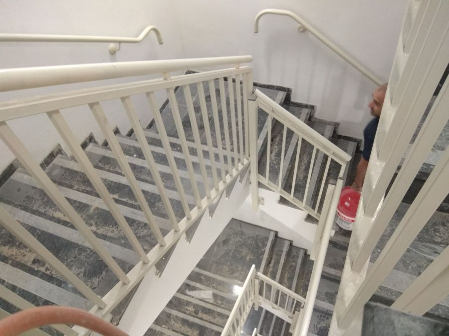 מעקה למדרגות